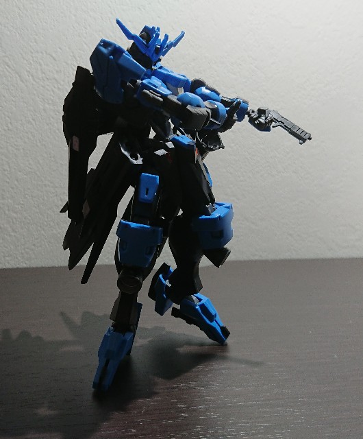 サーベルを構えるガンダムヴィダール