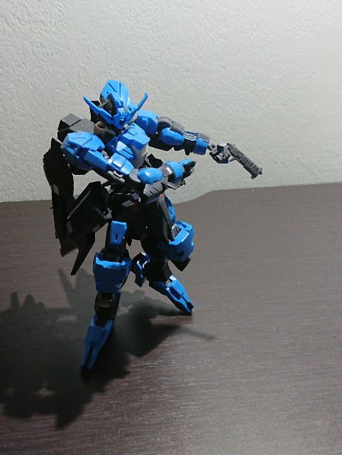 抜刀ポーズのガンダムヴィダール