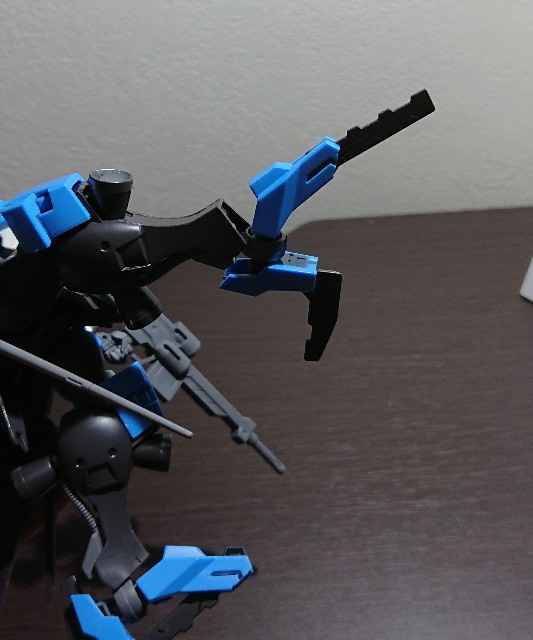 脚部ブレードを展開したガンダムヴィダール