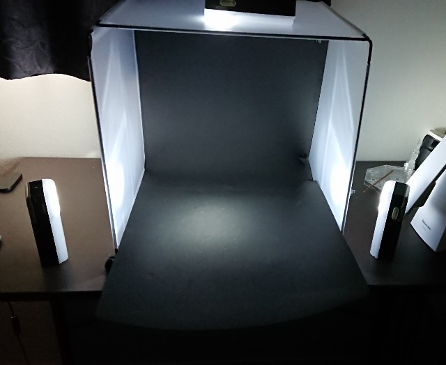 撮影ボックスにライトを設置した様子