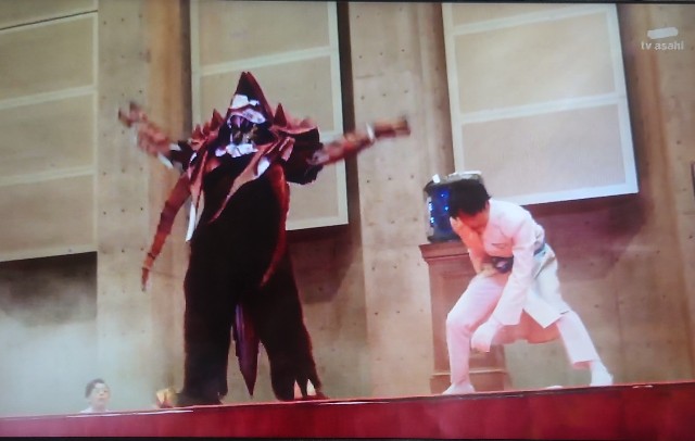 仮面ライダーリバイスの怪人出現シーン
