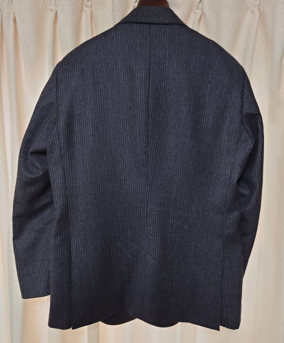 Zerbinoで仕立てたダブルスーツの背面、サイドベント仕様