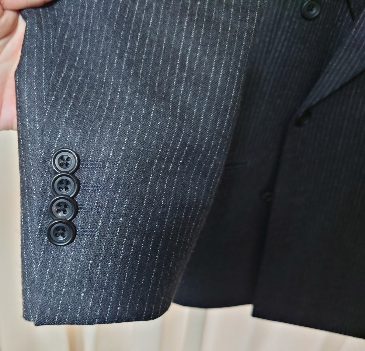 水牛ボタンと袖口の仮切羽ディテール