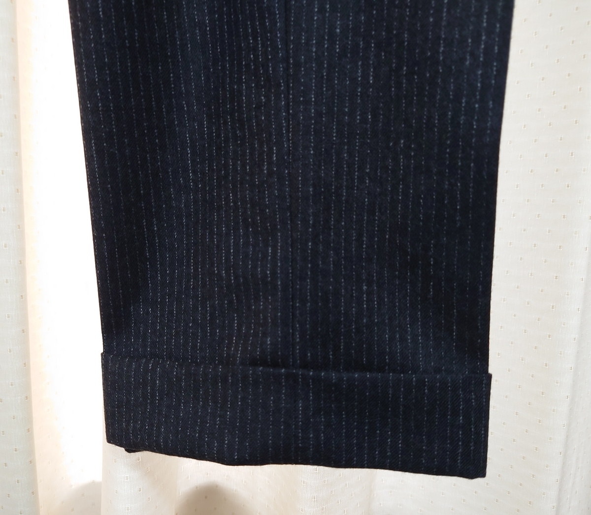 トラウザーズの裾ダブル仕上げディテール