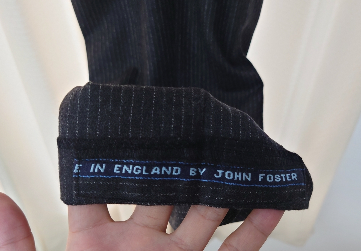 トラウザーズ裏側のブランドタグと縫製