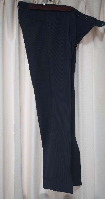 Differenceトラウザーズの正面シルエット