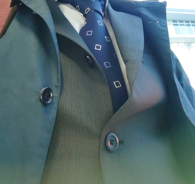 Difference着用時に見られるラペルの浮き