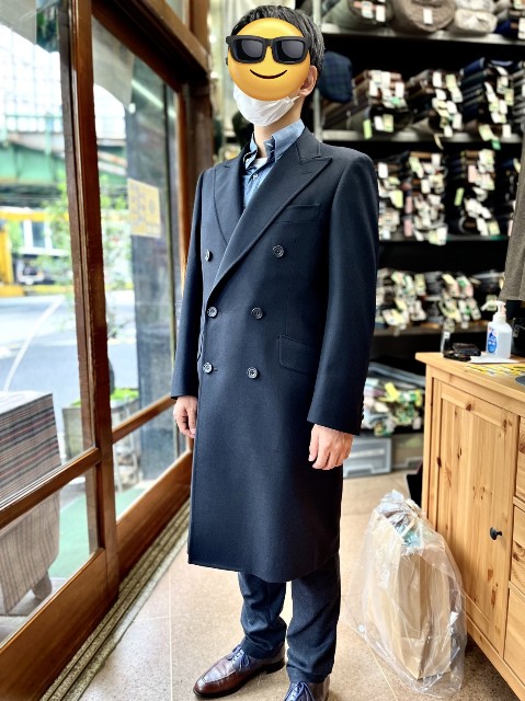 スーツ生地を使用したダブルチェスターフィールドコートの着用イメージ