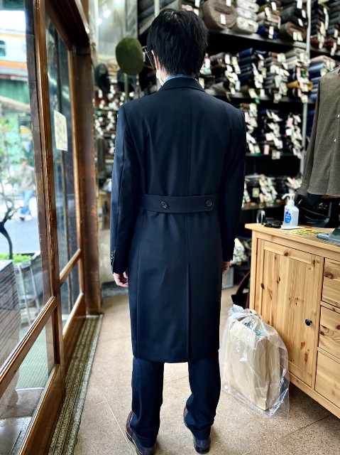 背中にベルトを備えたダブルチェスターフィールドコートのバックスタイル