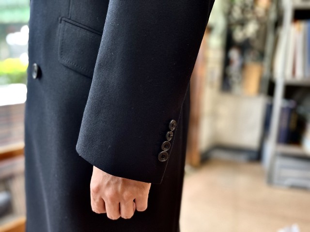 重ねの仮切羽仕様になっているコート袖口のディテール