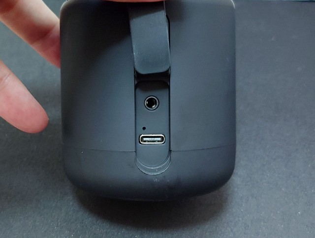 背面のUSB Type-C端子とストラップ取り付け部分