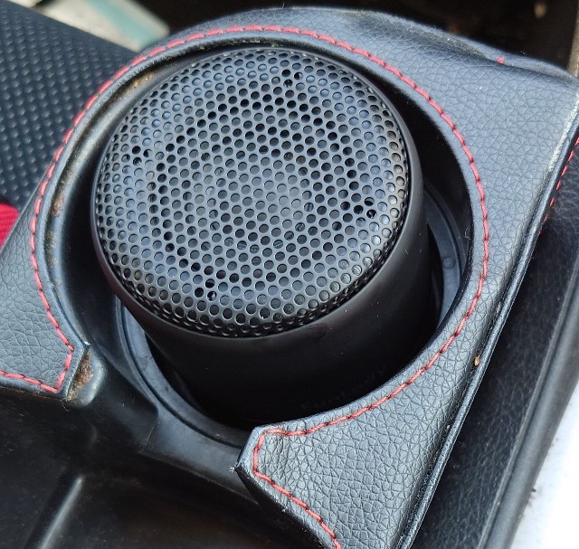 車のドリンクホルダーに収まったFUNLOGY Portable Mini