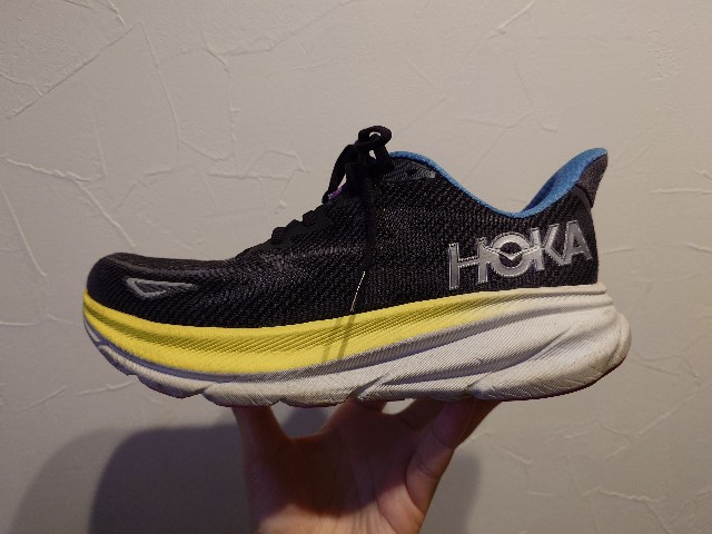 HOKA CLIFTON 9 ソールのメタロッカー構造がわかる写真