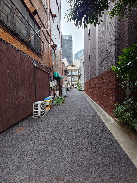 カフェに至る路地裏