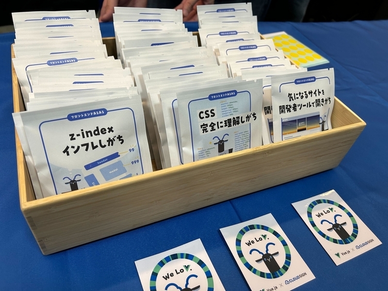 ノベルティとして配布したコーヒーとステッカーの写真