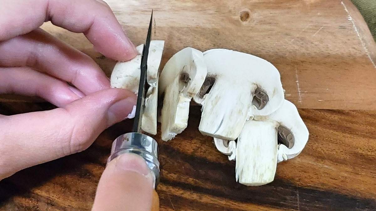 マッシュルームをスライス