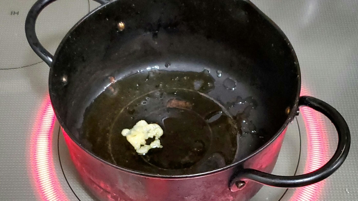 小鍋にオリーブオイルとにんにくを入れる