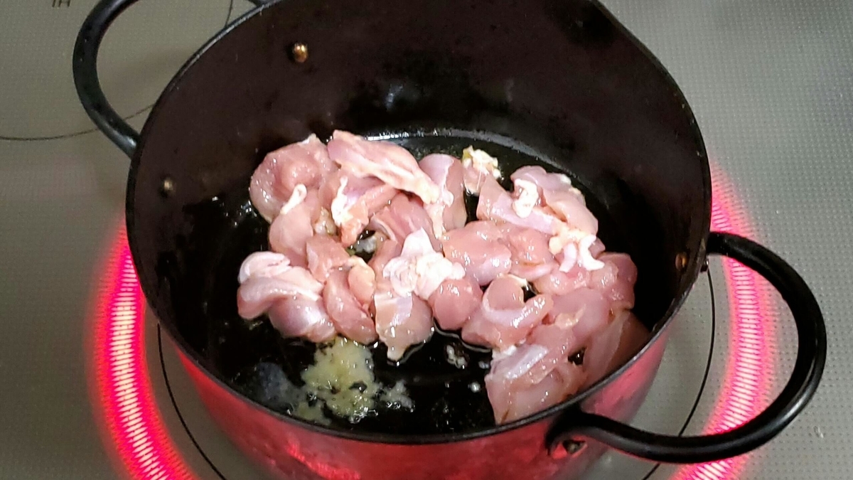 鶏もも肉を投入