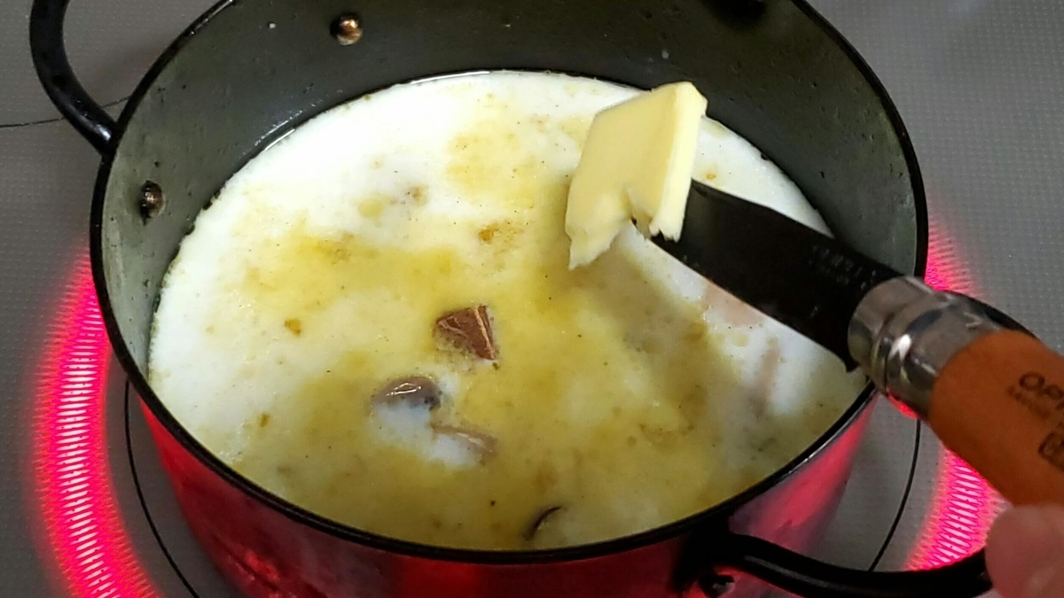 クリームスープの材料を投入