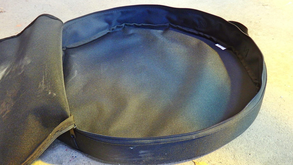 専用ケースは縁が自立しているから出し入れが楽