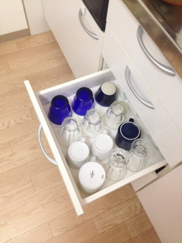 食器の引き出しを より快適に すべり止めシートを使って シートがずれるイライラを解決 ベリーの暮らし