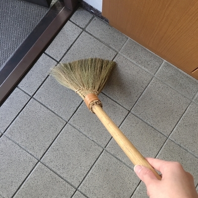 毎日はできないけれど たまに玄関掃除 使うのは100均ほうきです ベリーの暮らし