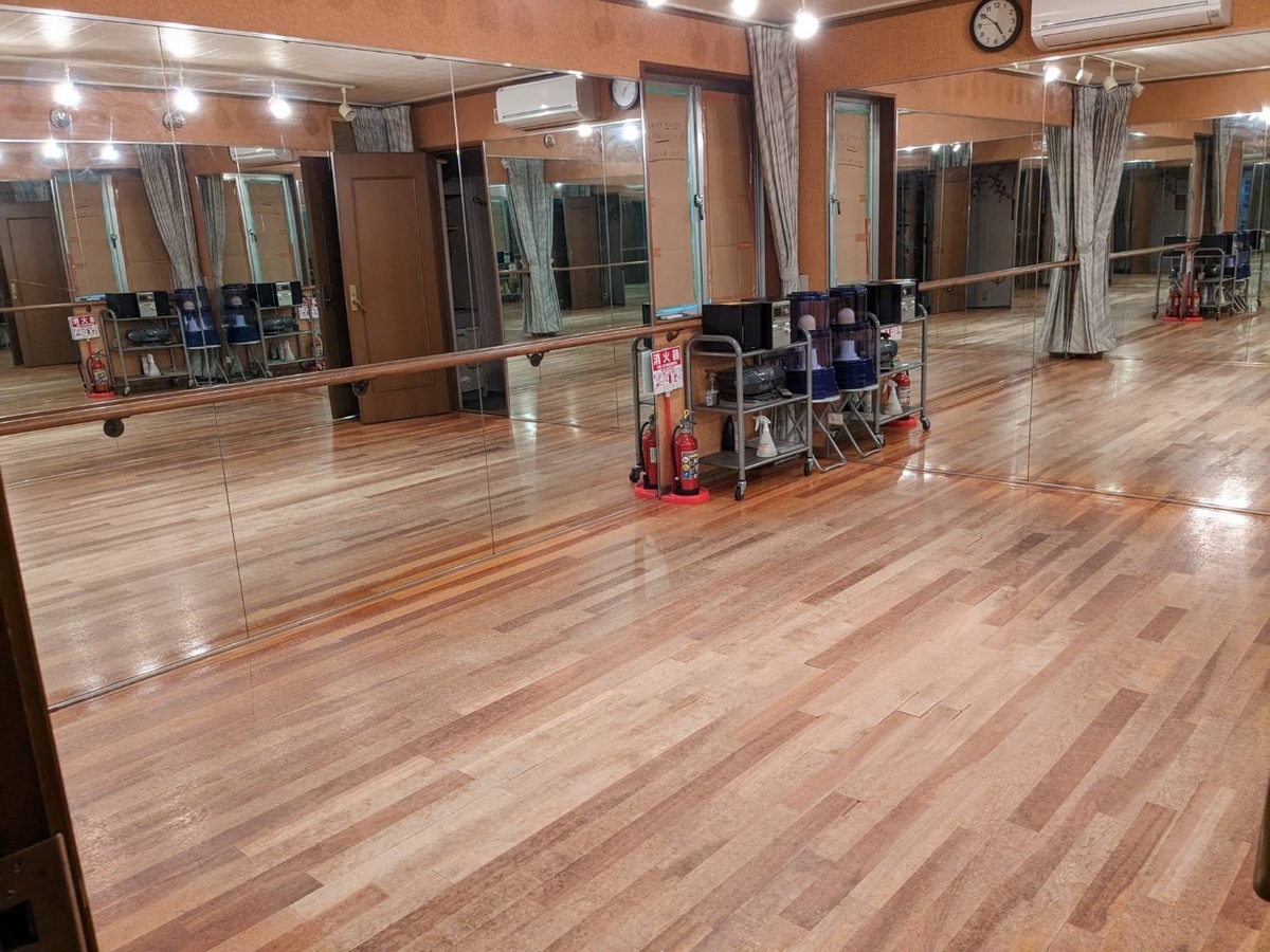 音響機器が備え付けられているのが分かる写真