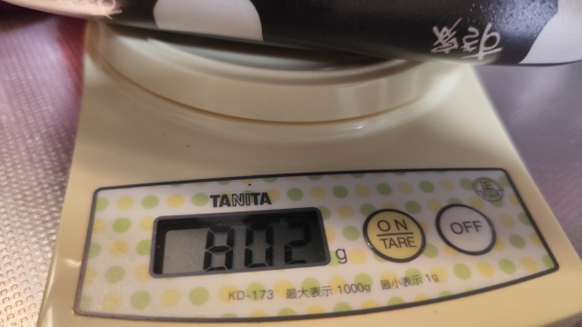 すき家のメガ盛りの重量をはかりで測っている写真