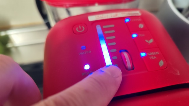 UCCのドリップポッドのお湯の量を調整するダイヤルを指さしている画像