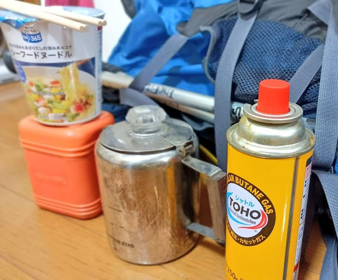 登山のパッキングの中にあるイワタニのバーナー