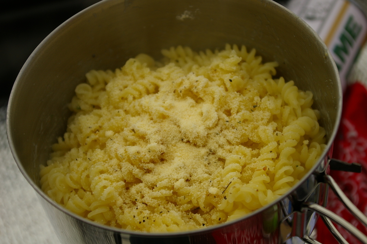 コッヘルに入ったパスタの画像