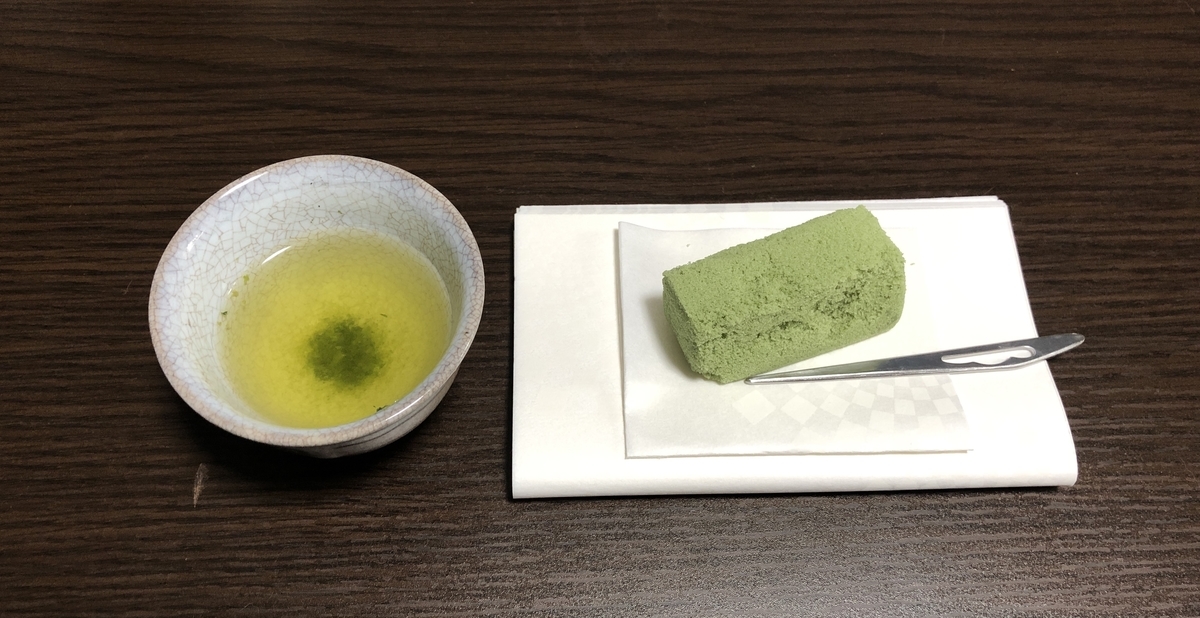 お茶を一煎とお菓子