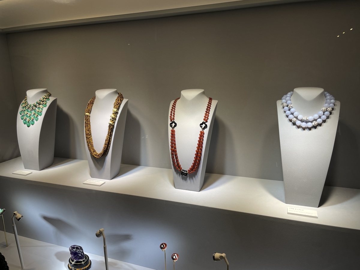 首飾りの展示