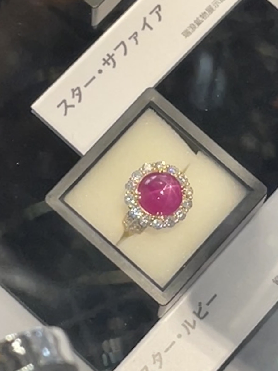 スター・ルビーの周囲を小粒ダイヤモンドで囲うあしらいがされている指輪