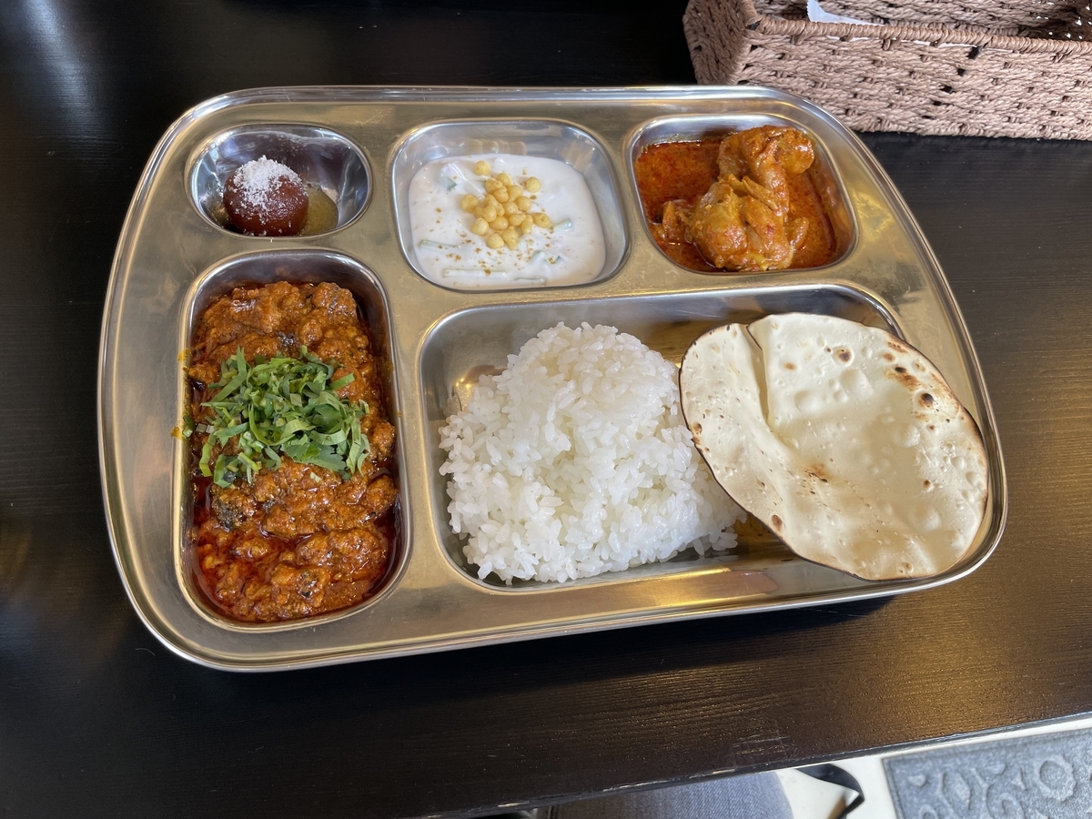 銀の仕切り付きプレートに盛られたカレーセット