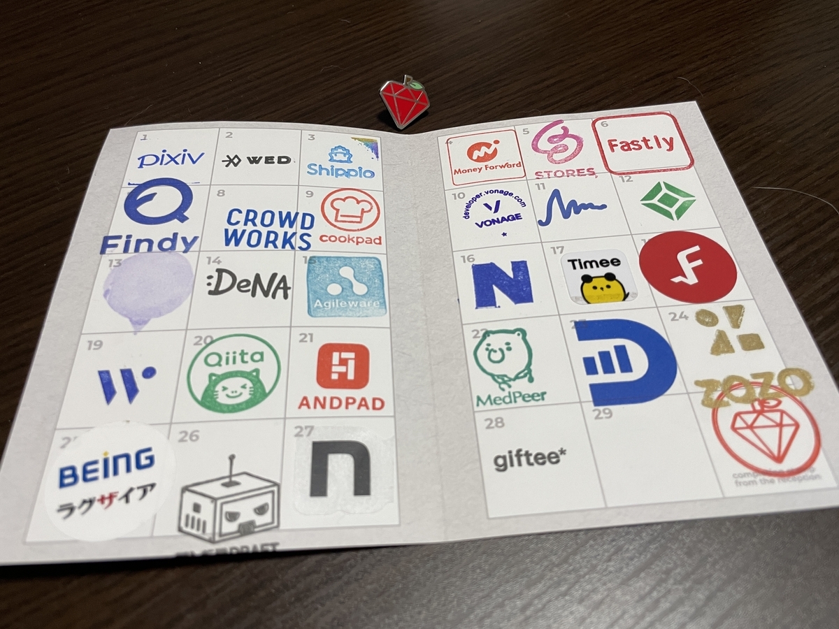 スポンサーブーススタンプラリー台紙と特典のピンバッヂ