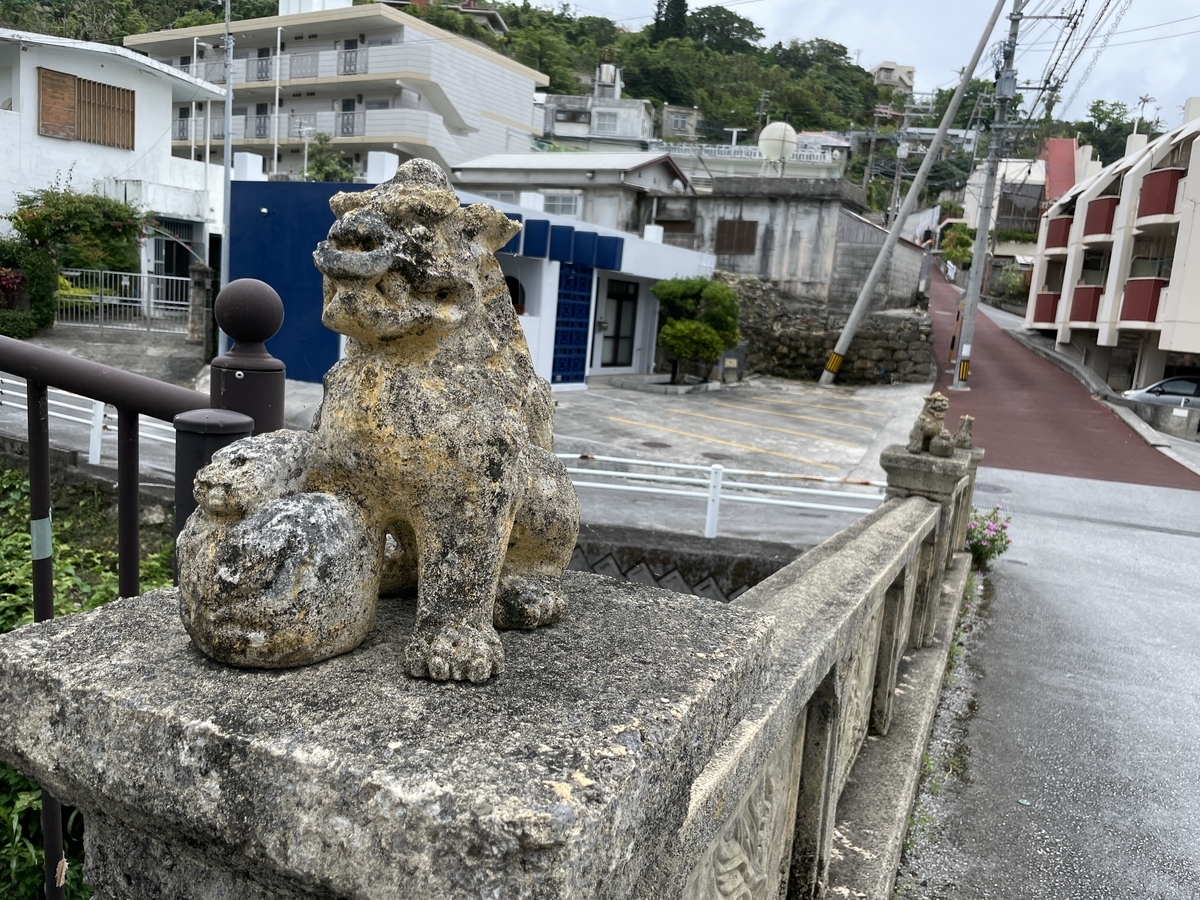 橋の欄干に据えられているシーサー