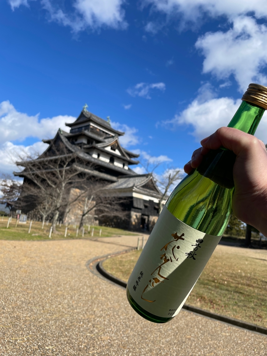 松江城をバックに日本酒の瓶