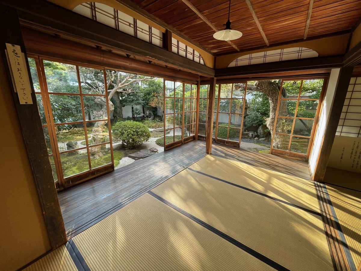 小泉八雲旧居内部から庭を眺める