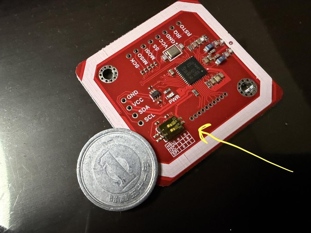 大きく接写したPN532と、サイズ比較用の1円玉