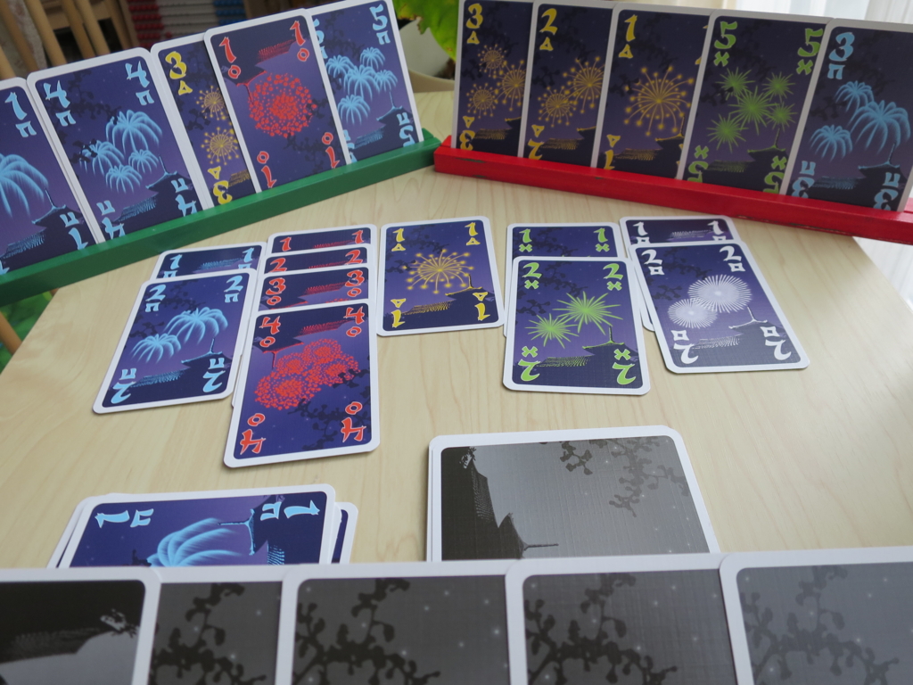 意味を察して行動できる 見れない手札でヒントを出し合う協力カードゲーム 花火 Hanabi 13年ドイツ年間ゲーム大賞 親子ボードゲーム で楽しく学ぶ