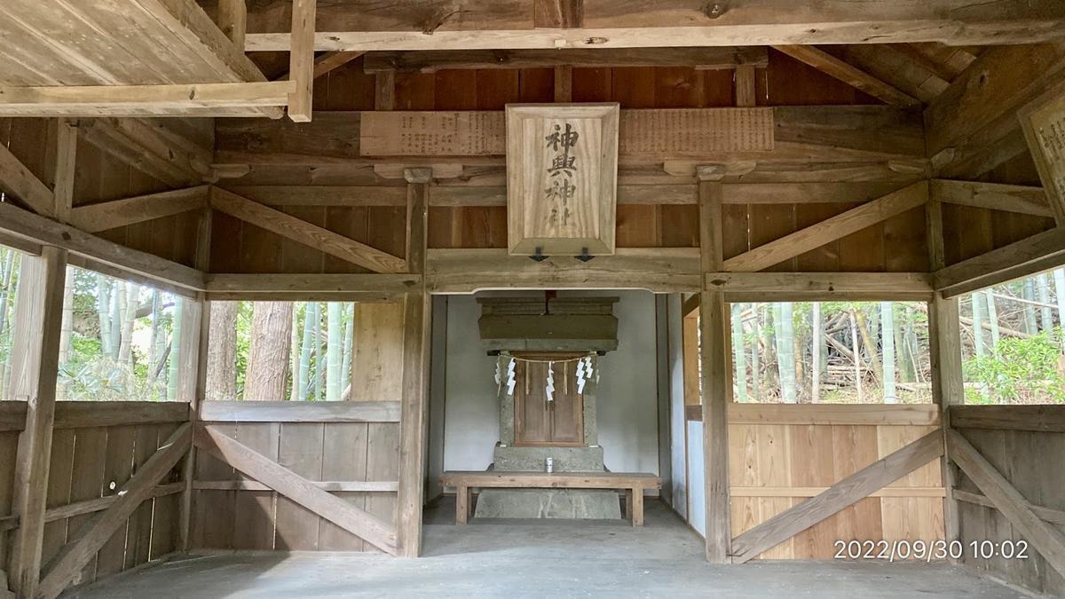 福津市津丸 神興社(神興神社) - 松村かえるの「かえるのねどこ」