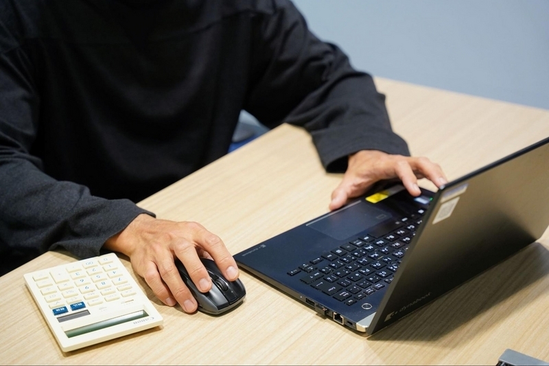 PC操作をしている手元の画像