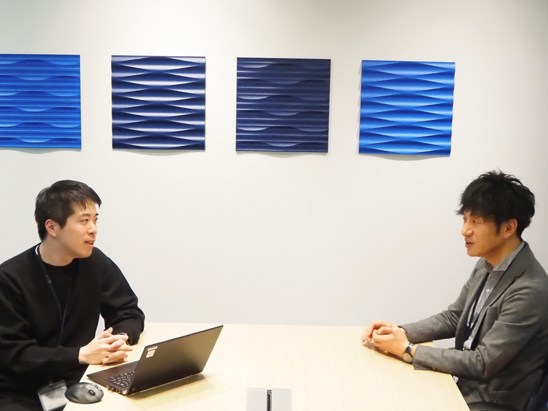 オンラインセールス部友田正教と金子佳祐の写真