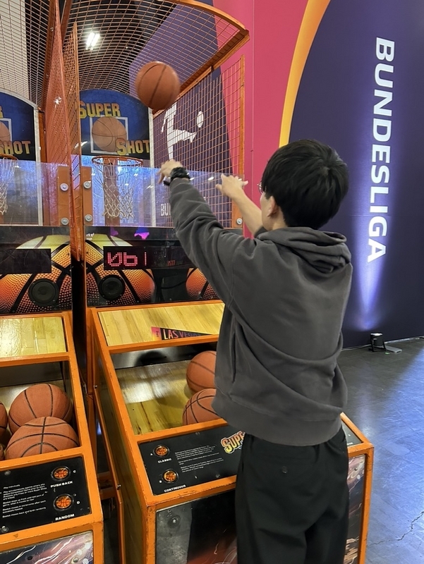ゲーセンとかにあるバスケのゲームをプレイしている写真