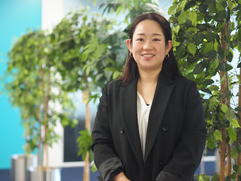 佐々木優佳、立ち姿