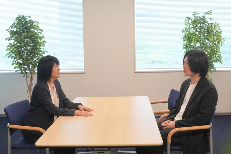 中川執行役員と秋田康輔が並ぶ画像