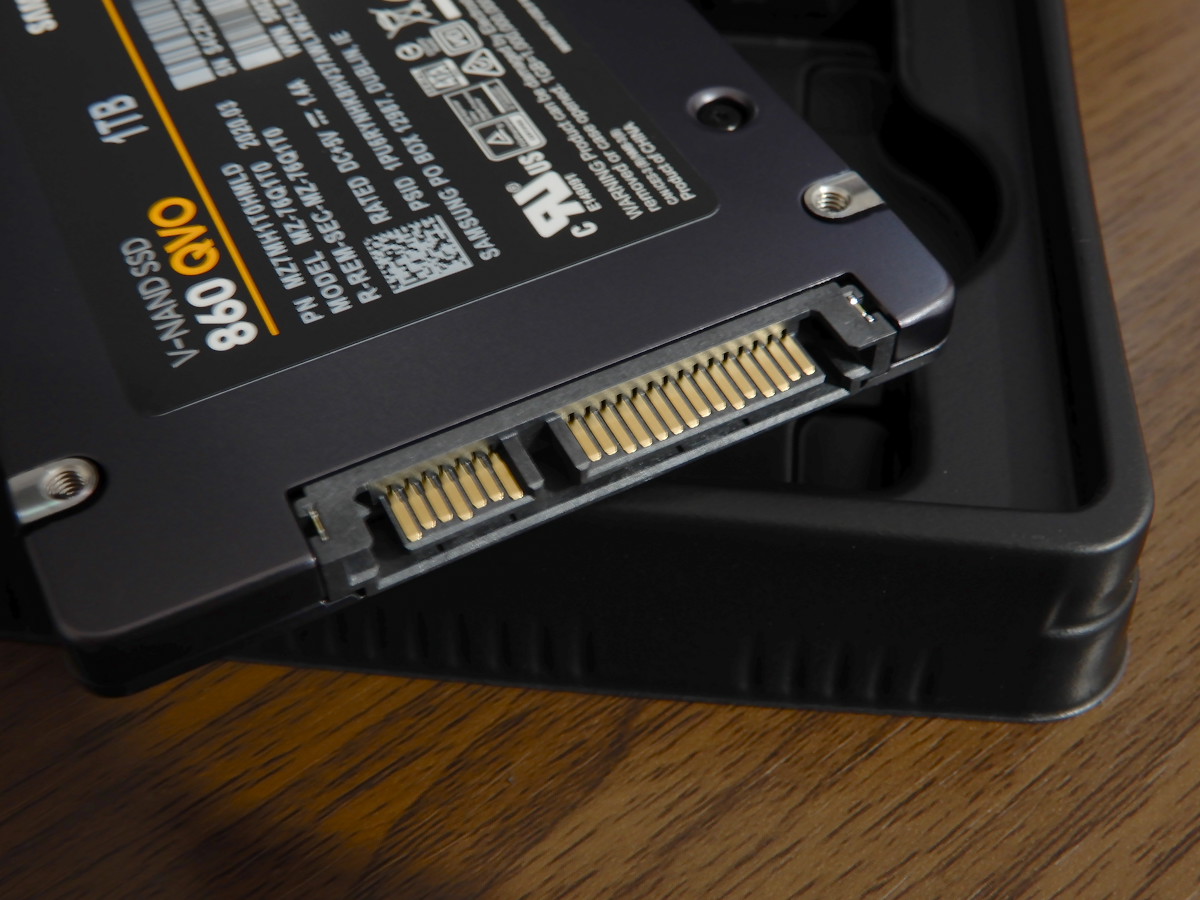 サムスン製のSSD「860 QVO」1TBのコネクター部分