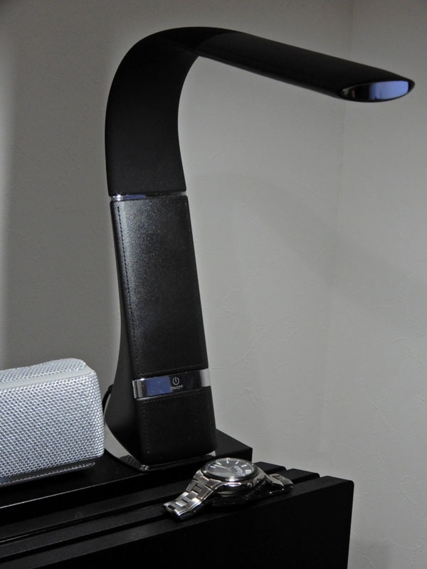 LEDデスクライトでエコドライブ腕時計を充電