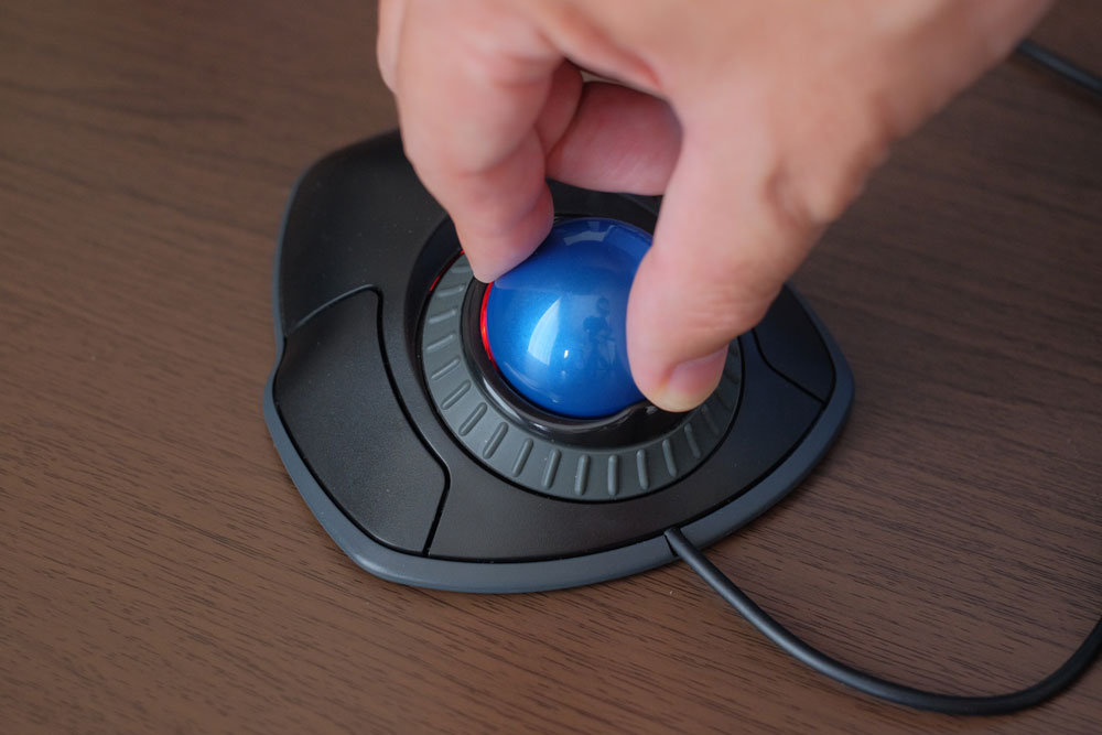 トラックボールのメンテナンス（異物の除去）